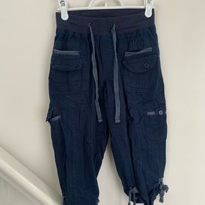 Capris navy blue cargo pants with multiple pockets.